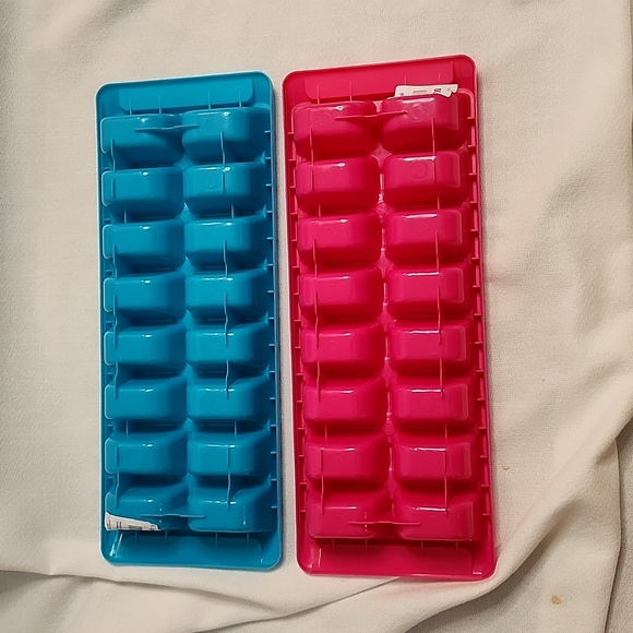 NWT 1.5 Gallon Stackable Beverage Dispenser and Colorful Ice Cube Trays - Picture 14 of 16